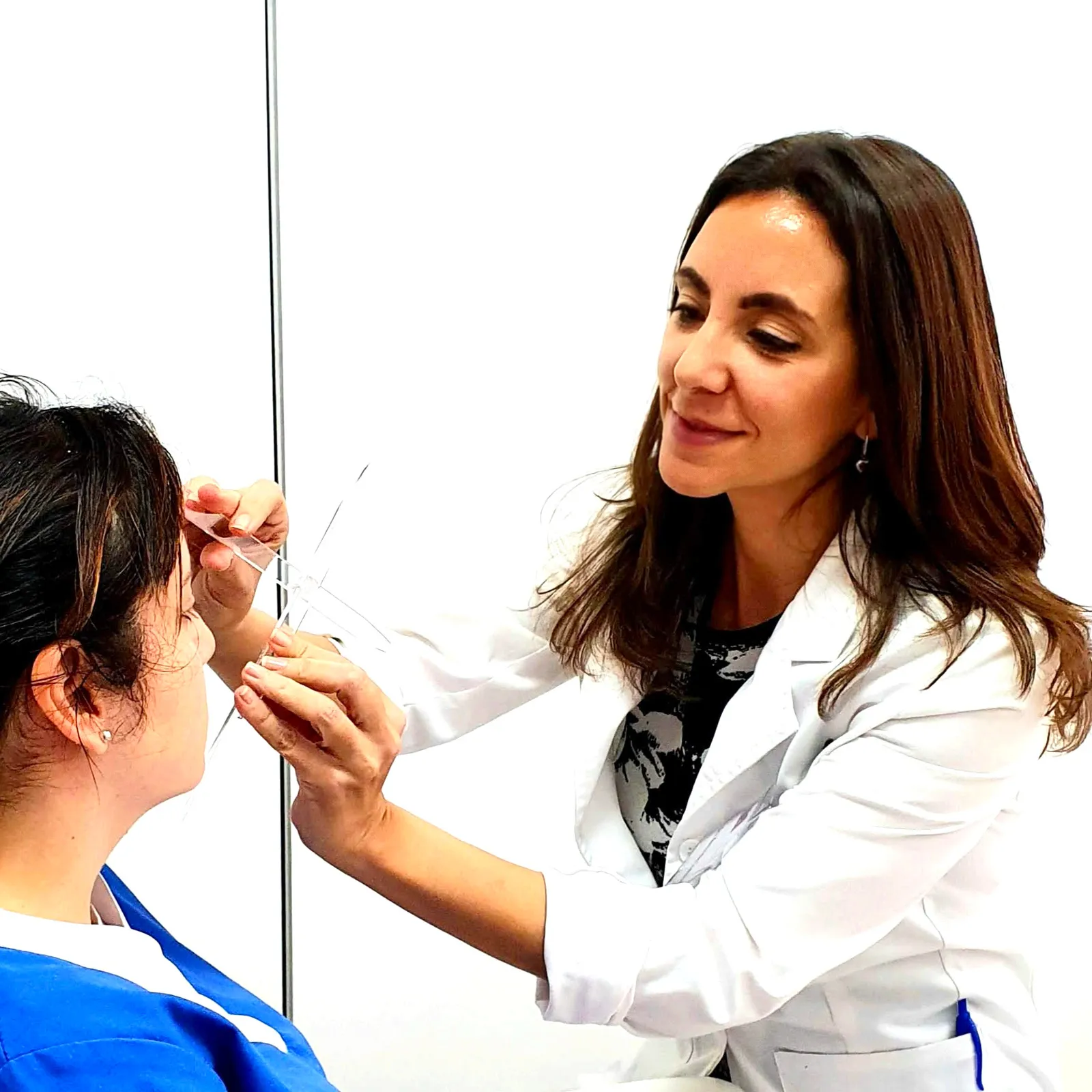La doctora valorando a una paciente